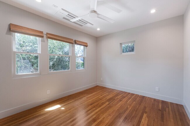 Building Photo - Beautiful 1 bed / 1 bath bungalow-style apartment now available!