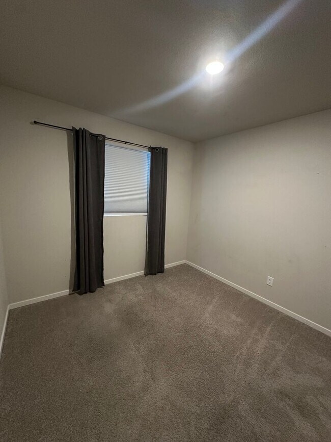 Building Photo - ? Modern 3-Bedroom Townhouse with Bright O...