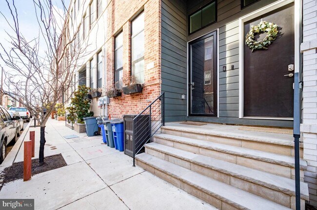 Building Photo - 605 McClellan St
