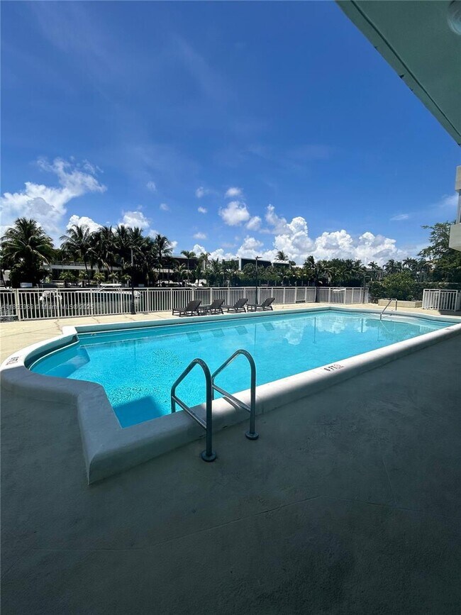 Building Photo - 9500 W Bay Harbor Dr