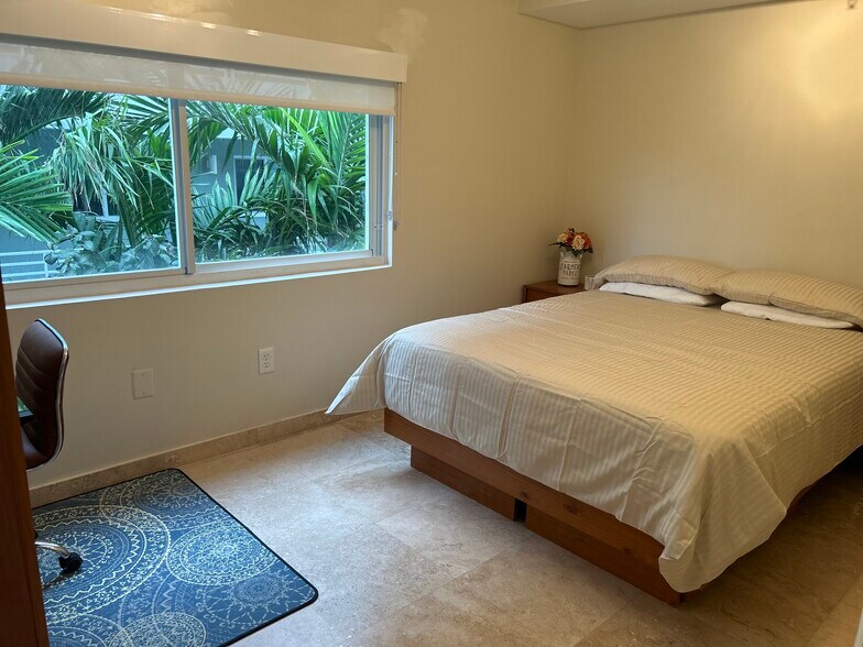 Primary Photo - 7824 Collins Ave