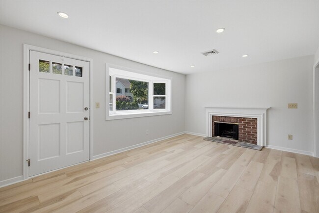 Building Photo - 154 Maple St