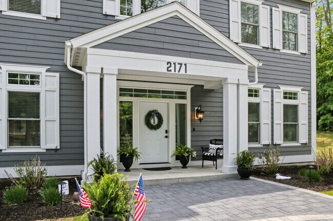Building Photo - 2171 Lakeshore Dr