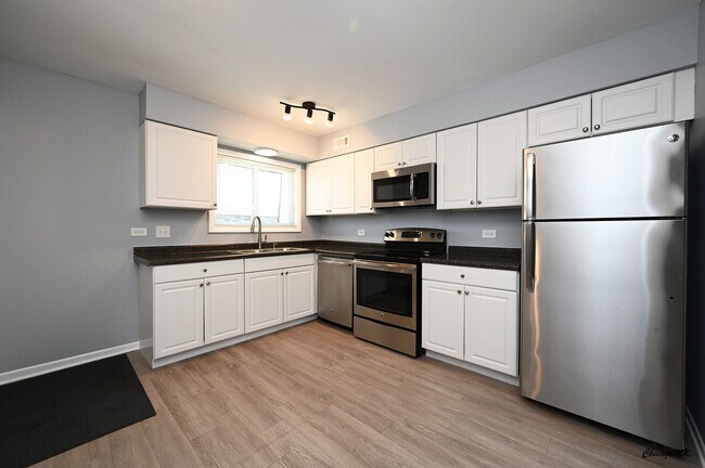 Building Photo - 9360 Bay Colony Dr