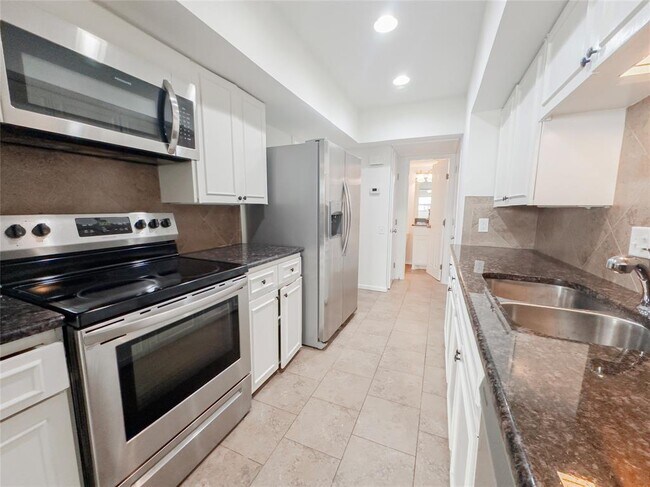 Building Photo - 2704 San Pedro St