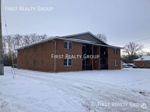 Building Photo - 2 Bedroom, 1 Bath Apartment for Rent, Move...