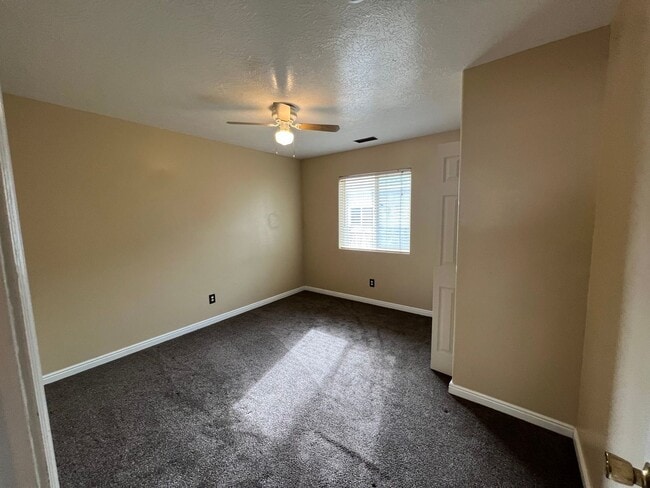 Building Photo - 3 Bedroom 2 bath with Garage