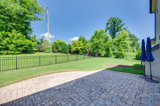 Building Photo - Gorgeous 4 bed 3.5 bath French country hom...