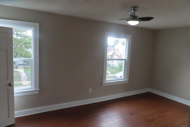 Building Photo - 806 E Deshler Ave