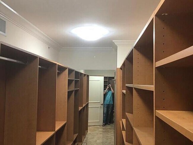Building Photo - 20201 E Country Club Dr