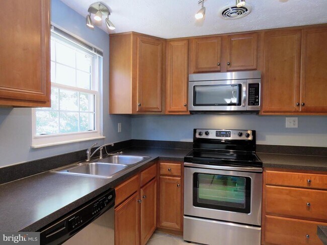 Building Photo - 7125 Vantage Dr