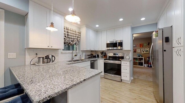 Building Photo - 303 Greenglade Ave