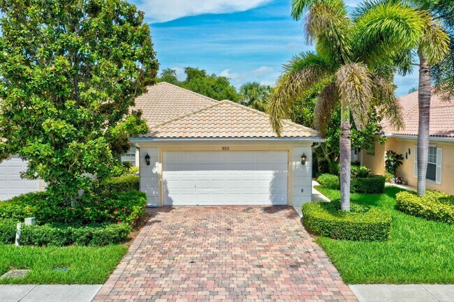 Building Photo - 923 Magdalena Rd