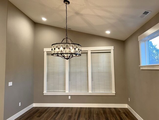Building Photo - 3Bd/2Ba Single Story House - Available to ...