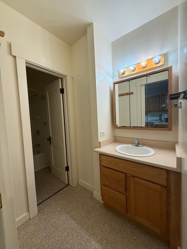 Building Photo - Charming, One bedroom duplex in Prime Ashland location | Available Now!