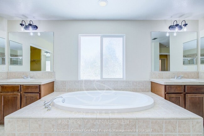 Building Photo - Huge home, Lincoln Crossing - walking dist...