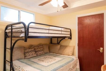 Full bed on bottom/Twin on Top - 47-337 Mahakea Rd