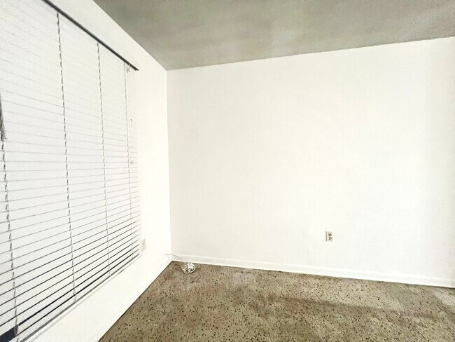 Building Photo - Classic Coral Way Charm- 3 bedroom Duplex Available!