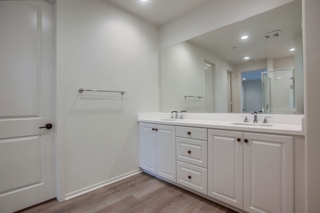 Building Photo - 5 Bedroom Home in Rancho Tesoro!