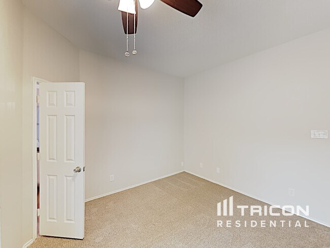 Building Photo - 805 Clover Hill Ln