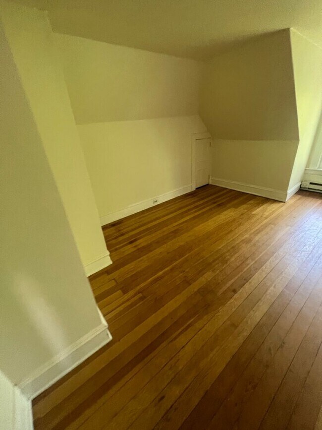 Building Photo - 52 Hickok Pl