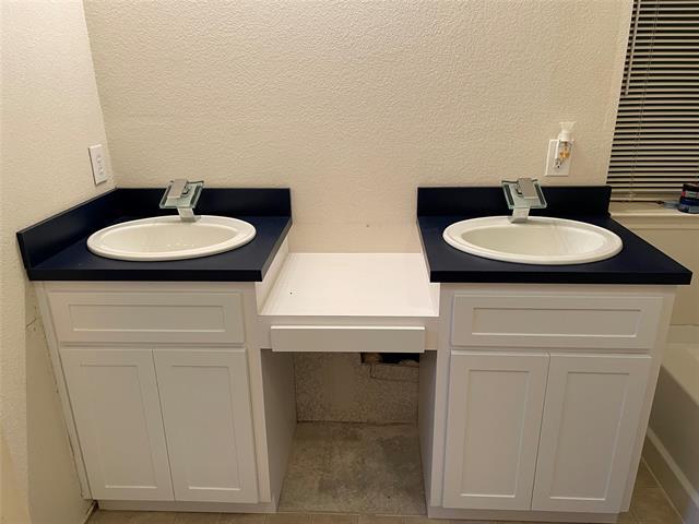 Building Photo - 509 Roundrock Ln