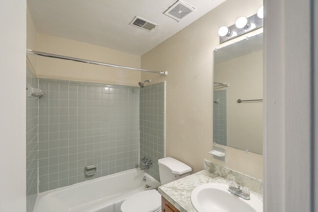 Building Photo - Lovely Ladson Brick Ranch!