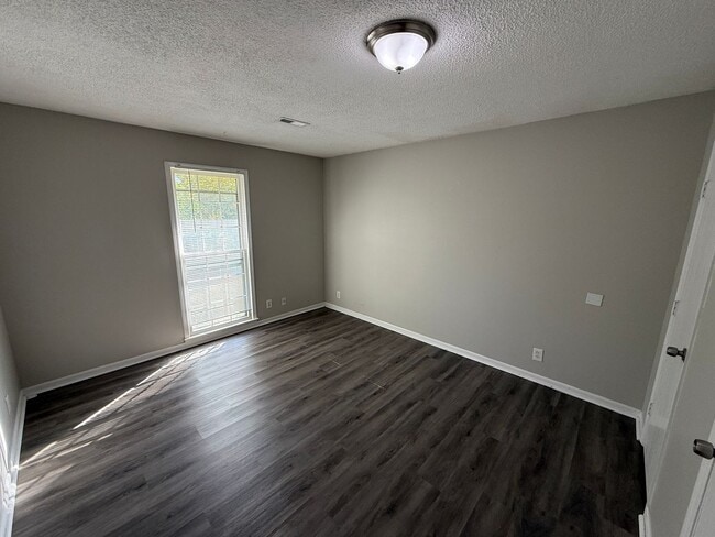 Building Photo - 2BR 1BA Duplex w/ Garage and Shared Yard in Blue Springs