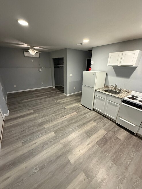 Building Photo - 5423-5425 E 27th St