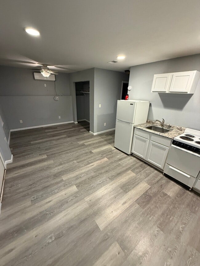 Building Photo - 5423-5425 E 27th St