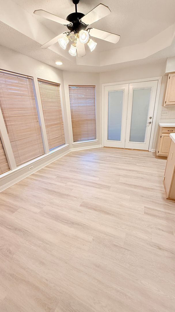 Building Photo - 3 Bedroom/2.5 Bath with den/bonus room and 2 Car Garage