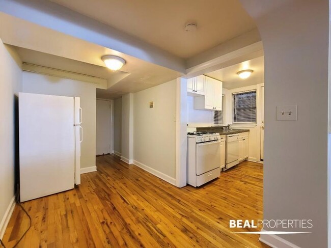 Building Photo - 1 bedroom in CHICAGO IL 60657