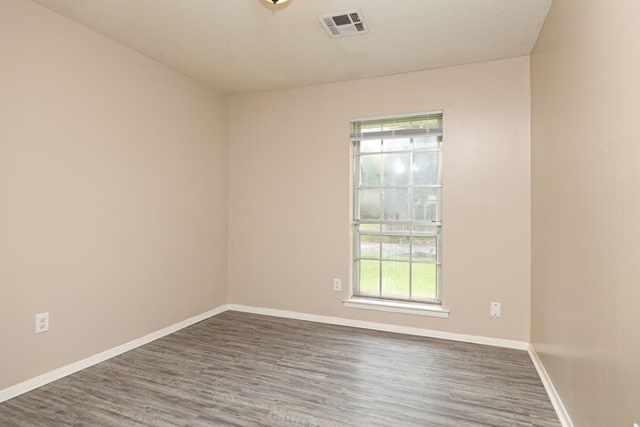 Building Photo - 5731 Roxboro Dr