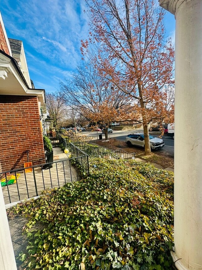 Building Photo - Charming 3bdrm/1.5bth Home Conveniently Located in Richmond's Carytown Area w/Private Balcony!!