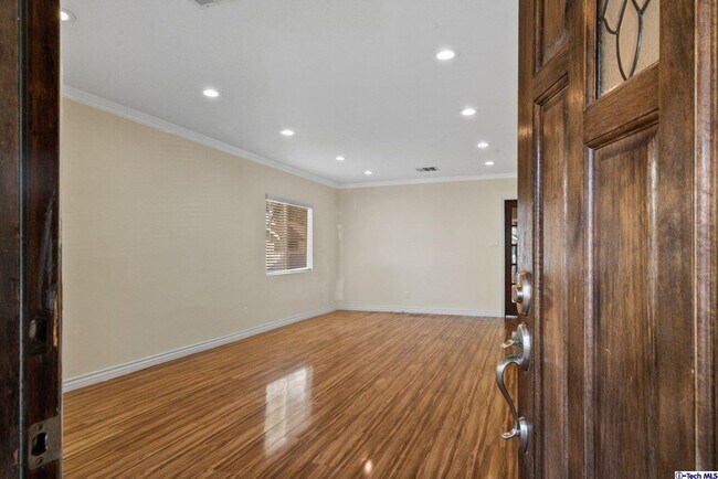 Building Photo - 666 W Lexington Dr