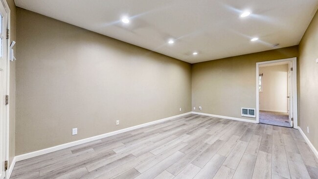 Building Photo - Cozy 1 bedroom 1 bath end unit condo with 1 car garage and private patio located next to Peterson...