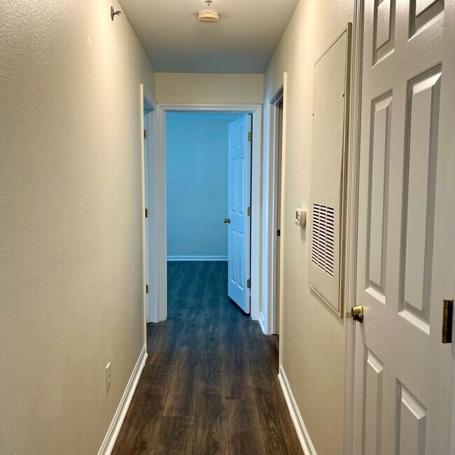 Building Photo - 2 Bed/2 Bath, Gated Community, Close to Sh...