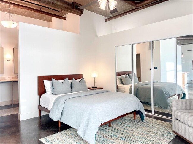 Building Photo - 311 W 5th St