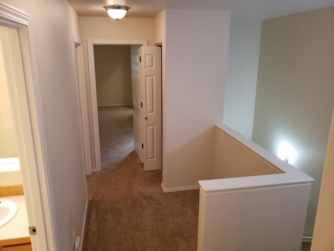 Building Photo - Beautiful, Conveniently Located Eagle River Townhome