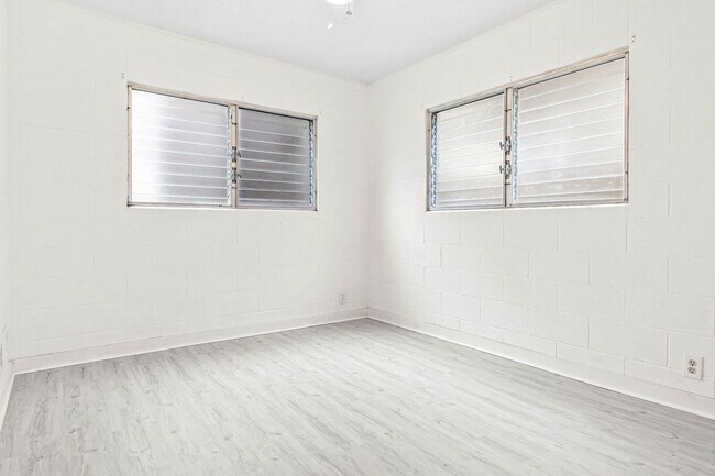 Building Photo - Newly renovated 3/1 with 2 Parking stalls