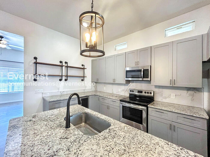 Building Photo - 207 University Ave.