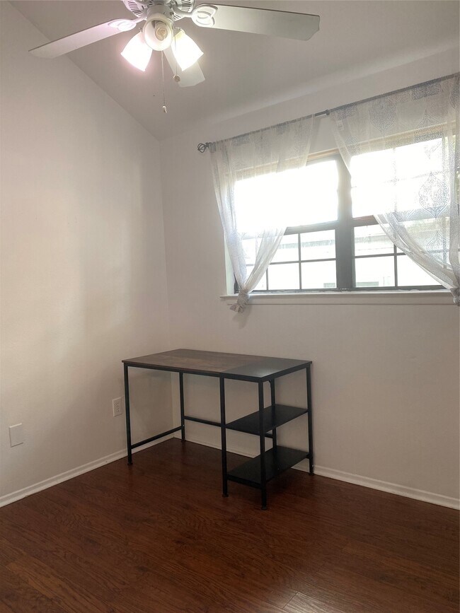 Building Photo - 1905 San Gabriel St