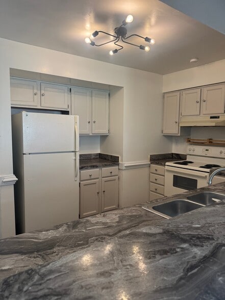 Building Photo - 728 Kennesaw Ct