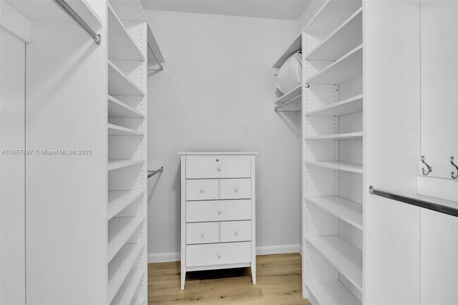 Building Photo - 848 Brickell Key Dr