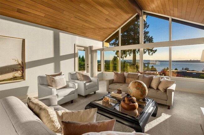 Building Photo - Kirkland View Home