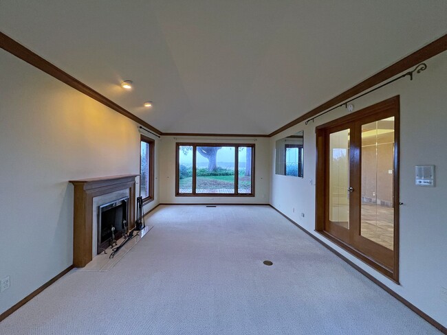 Building Photo - Gated Sound view home Des Moines area, 4 bed plus den 2.5 bath 3900 s/f, Available NOW!!!