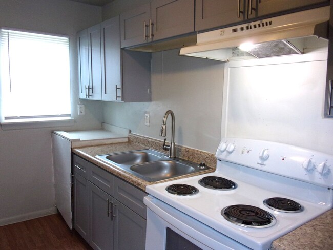 Building Photo - 2 Bedroom 1 Bath Home - Recently updated a...