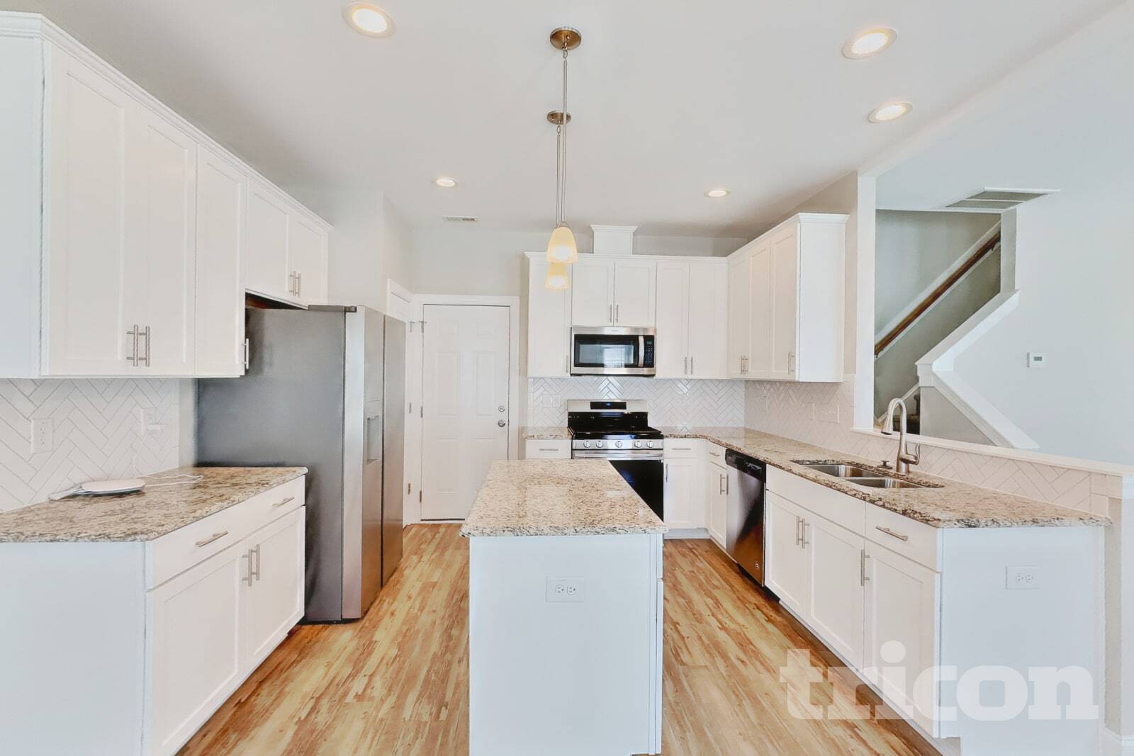 Building Photo - 834 Lakemont Dr