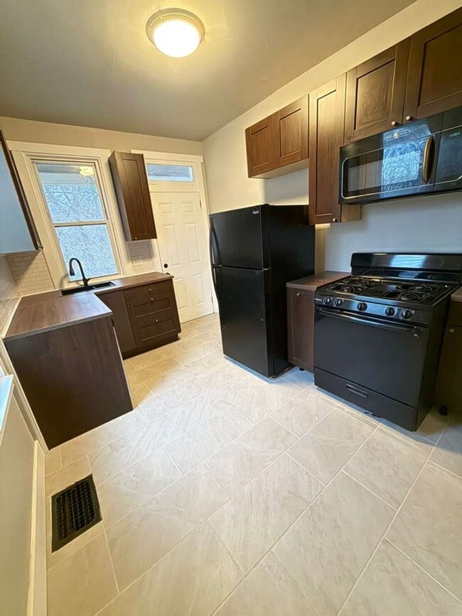 Building Photo - 3 Bedrooms 1 bath home for RENT!