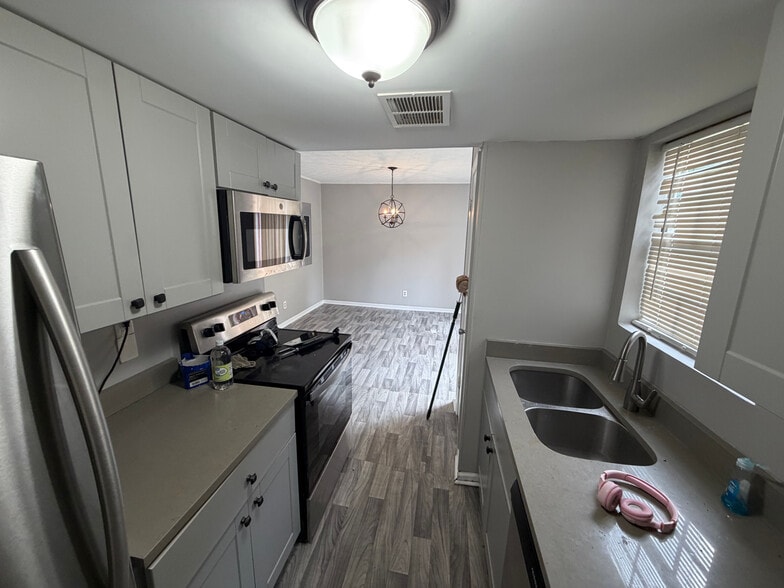 Building Photo - Room in Townhome on Northdale Rd
